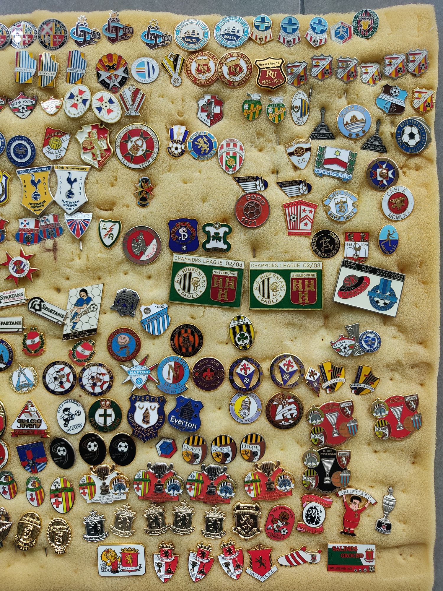 Pins/ emblemas de clubes de futebol de Malta