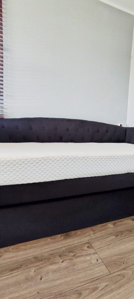 Sofa 2 w 1 z delikatnym pikowaniem.