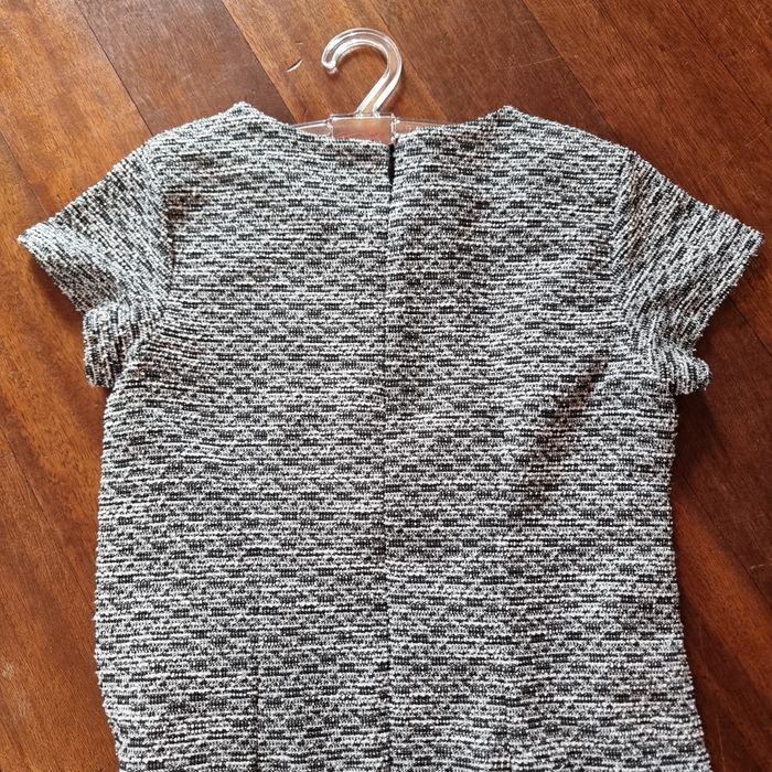 Szykowna sukienka Coccodrillo 140 cm z brokatowym kołnierzem