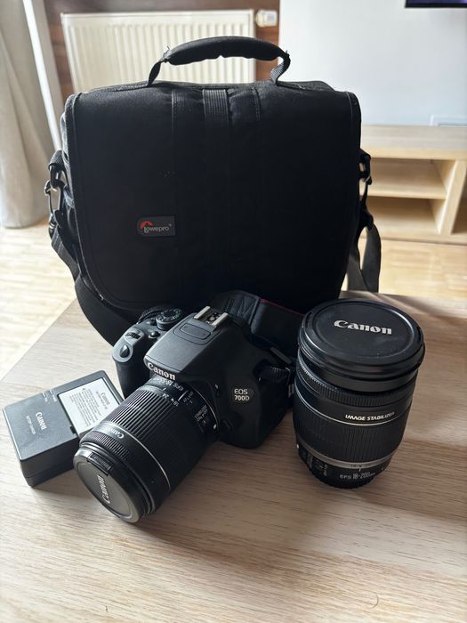 Canon EOS 700D + 18-55mm + 18-200mm + torba Lowepro + ładowarka