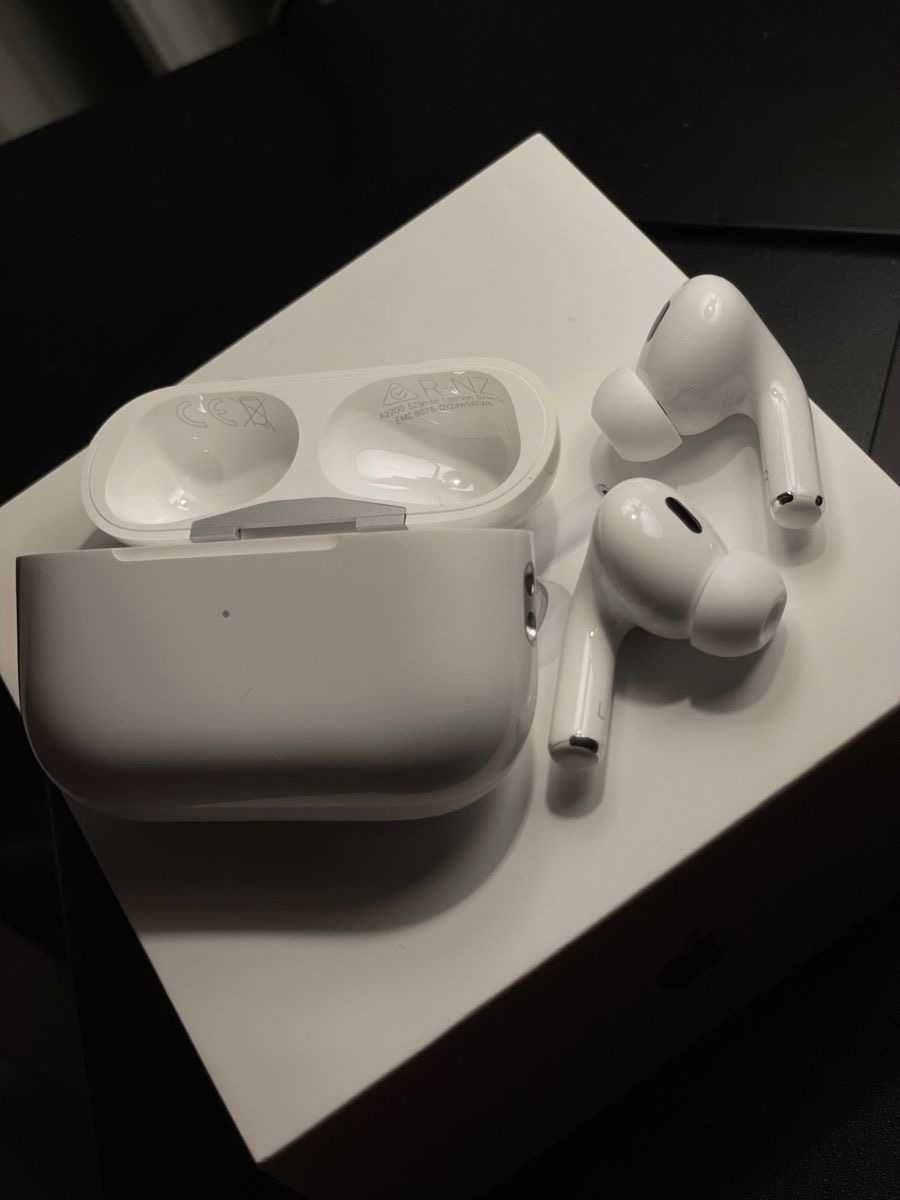 Нові Навушники Apple AirPods Pro