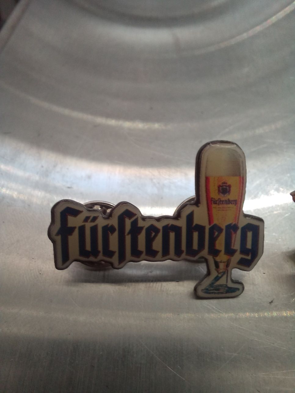Birofilistyka,zestaw dwóch odznak,pinów, pin browarów niemieckich.