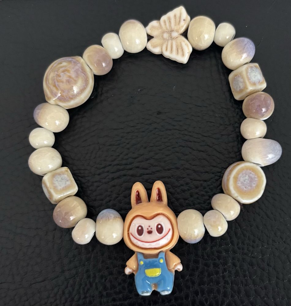 Pulseira Labubu, de cor bege