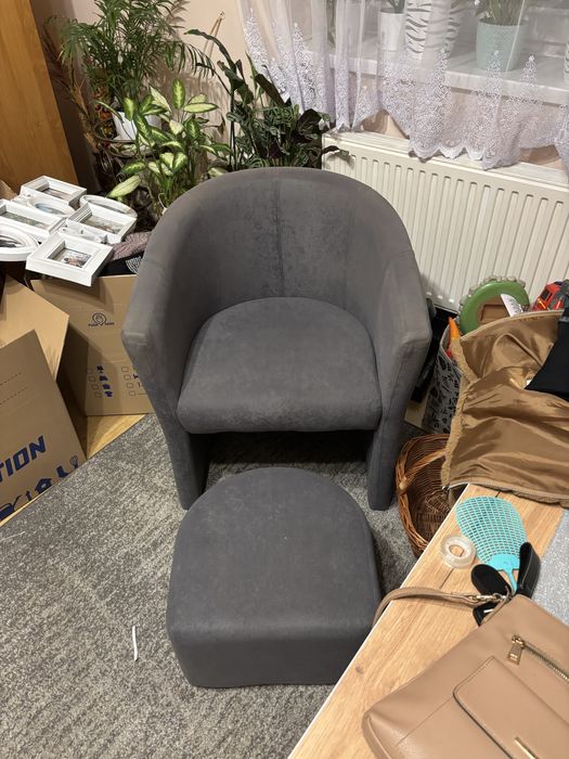 Niewielki fotel z pufą