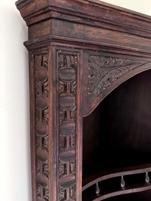 Móvel de canto em madeira escura