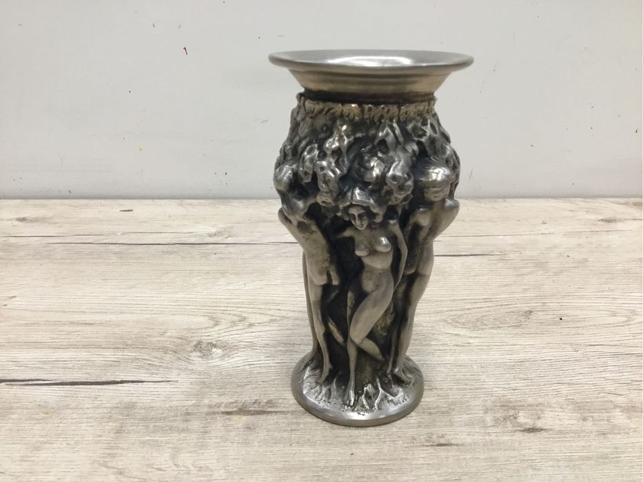 Ваза НЮ, Европа.