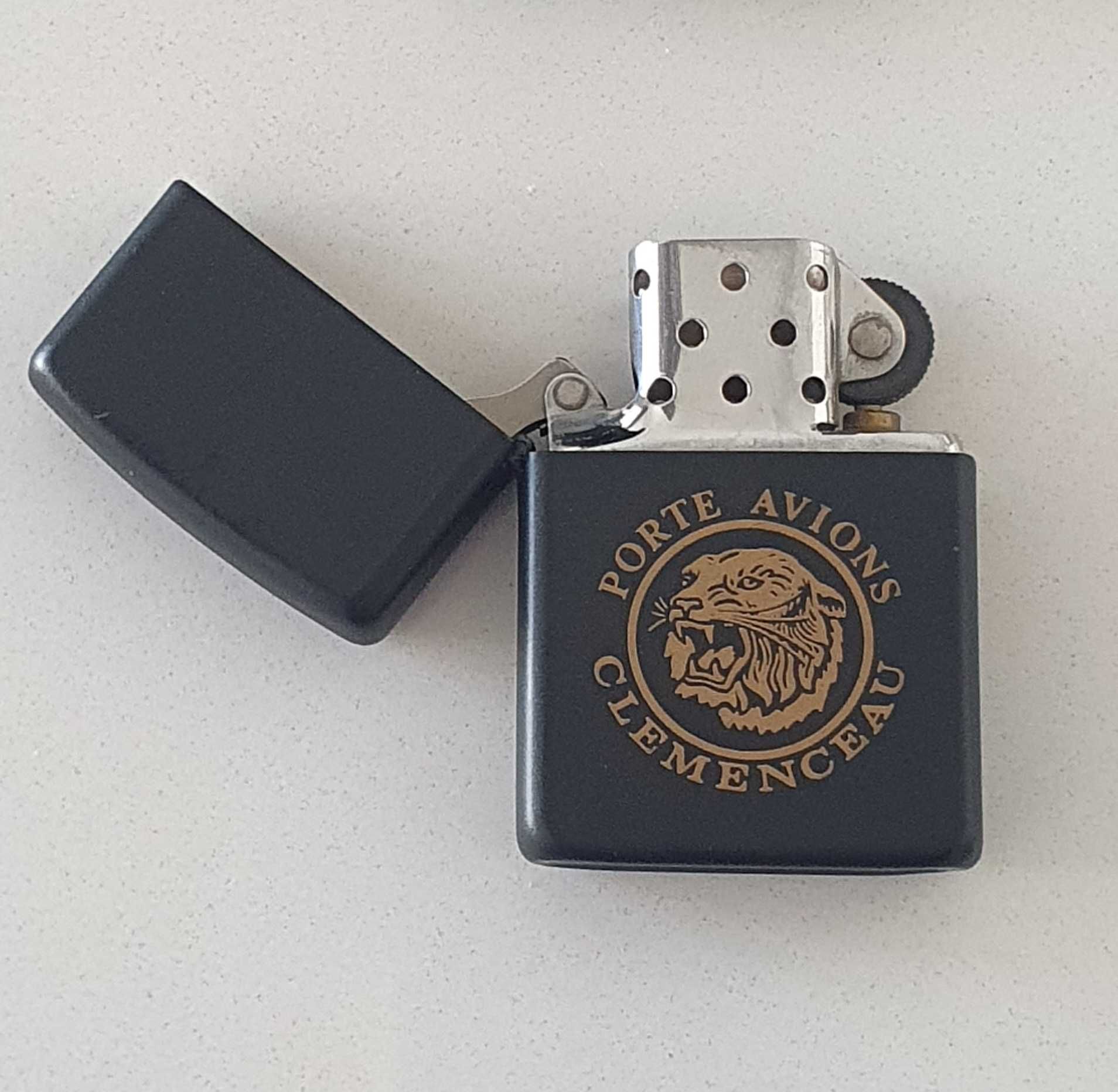 Isqueiro Zippo - Porte Avions Clemenceau (colecção)(Militar)
