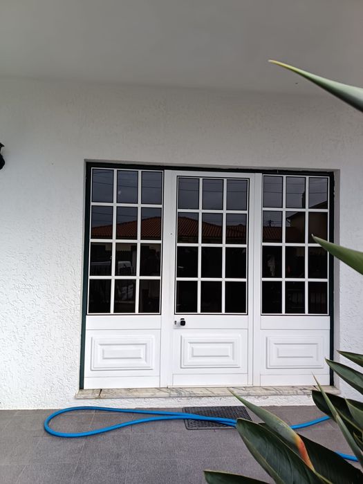 Janela com porta aluminio branco