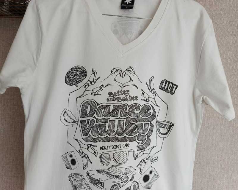 Bluzka męska typu T-shirt, biała z nadrukiem.