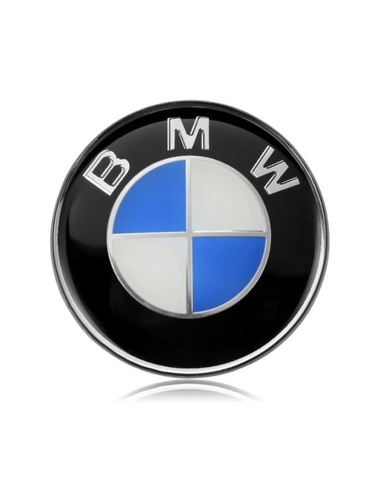 Эмблемах сине-белая BMW
