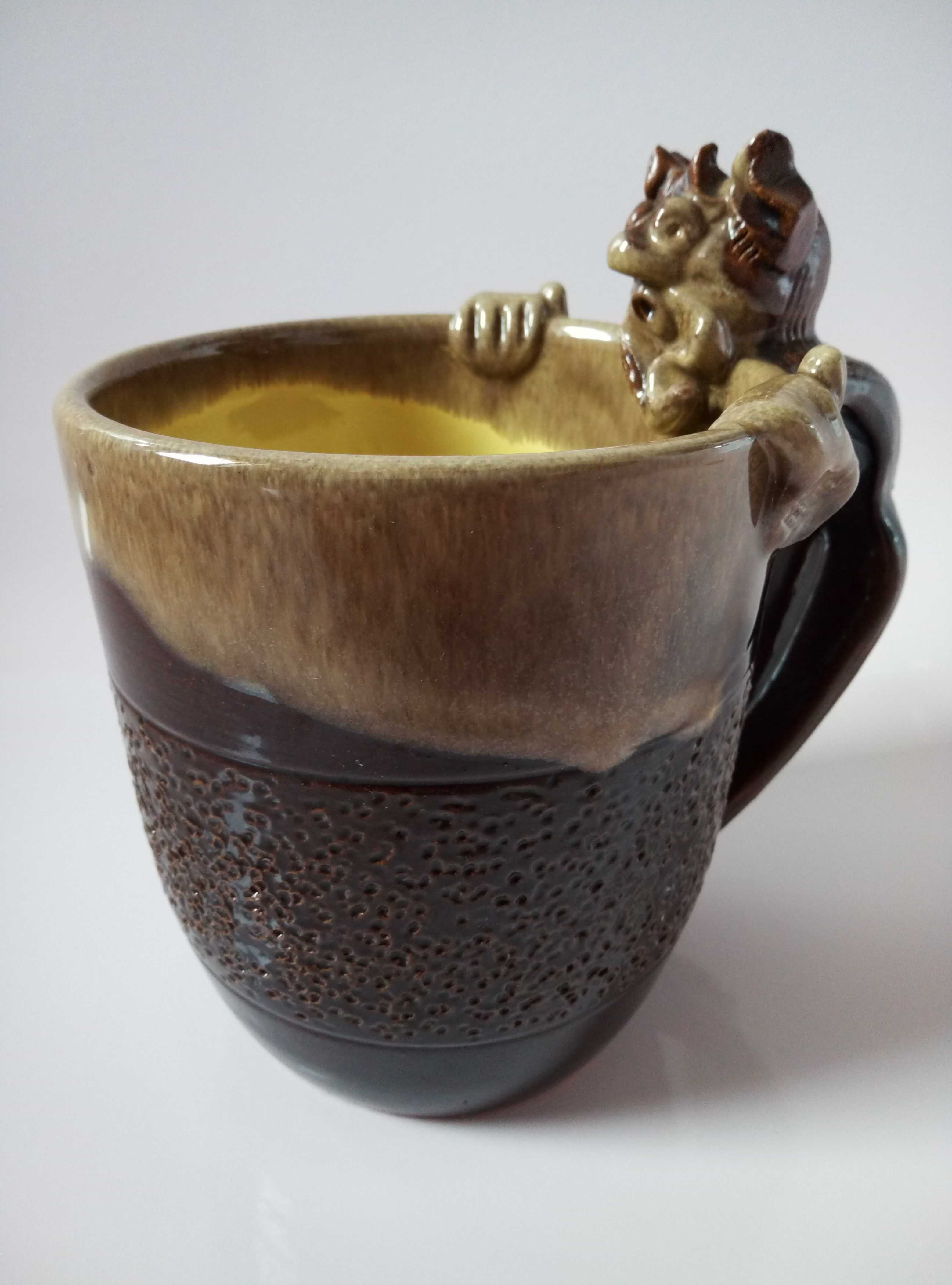 Ceramiczny kufel do piwa z diabłem. Pojemność ok. 1 litr - PRL.