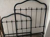 cama de ferro muito antiga