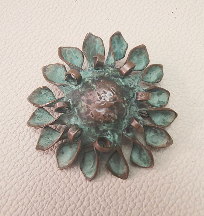 Stara mosiężna broszka przypinka PRL