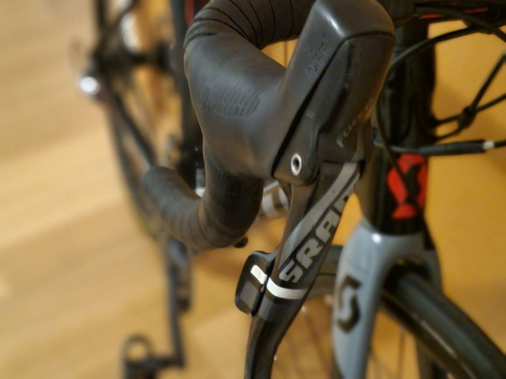 BICICLETA Scott Addict TODA em carbono. Revisada.