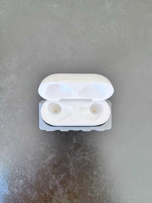 Зарядный кейс для наушников Apple AirPods 3 Зарядний футляр оригинал