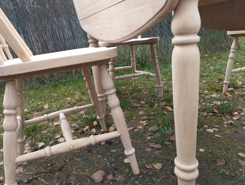 Stół i 4 krzesła.