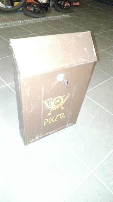 brązowa skrzynka pocztowa