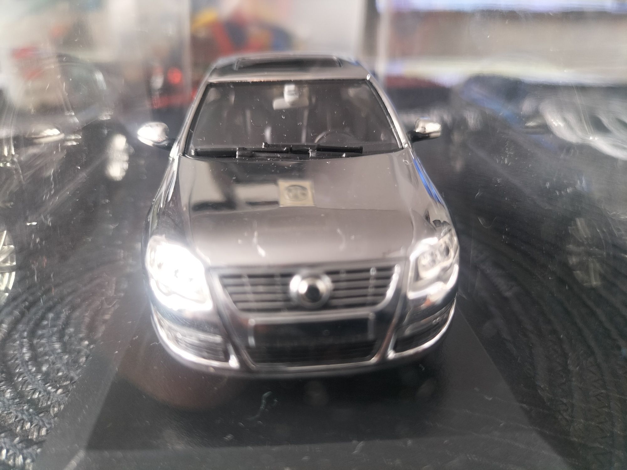 Minichamps volkswagen passat 1:43 chrom.