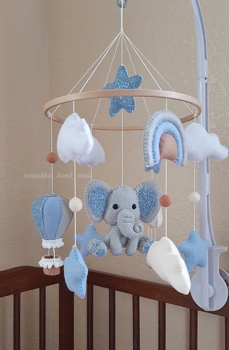 Мобиль из фетра ручной работы