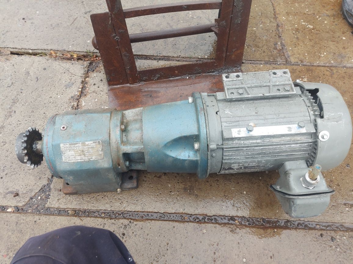 Sprzedam motoreduktor 56 obr 3.5kw
