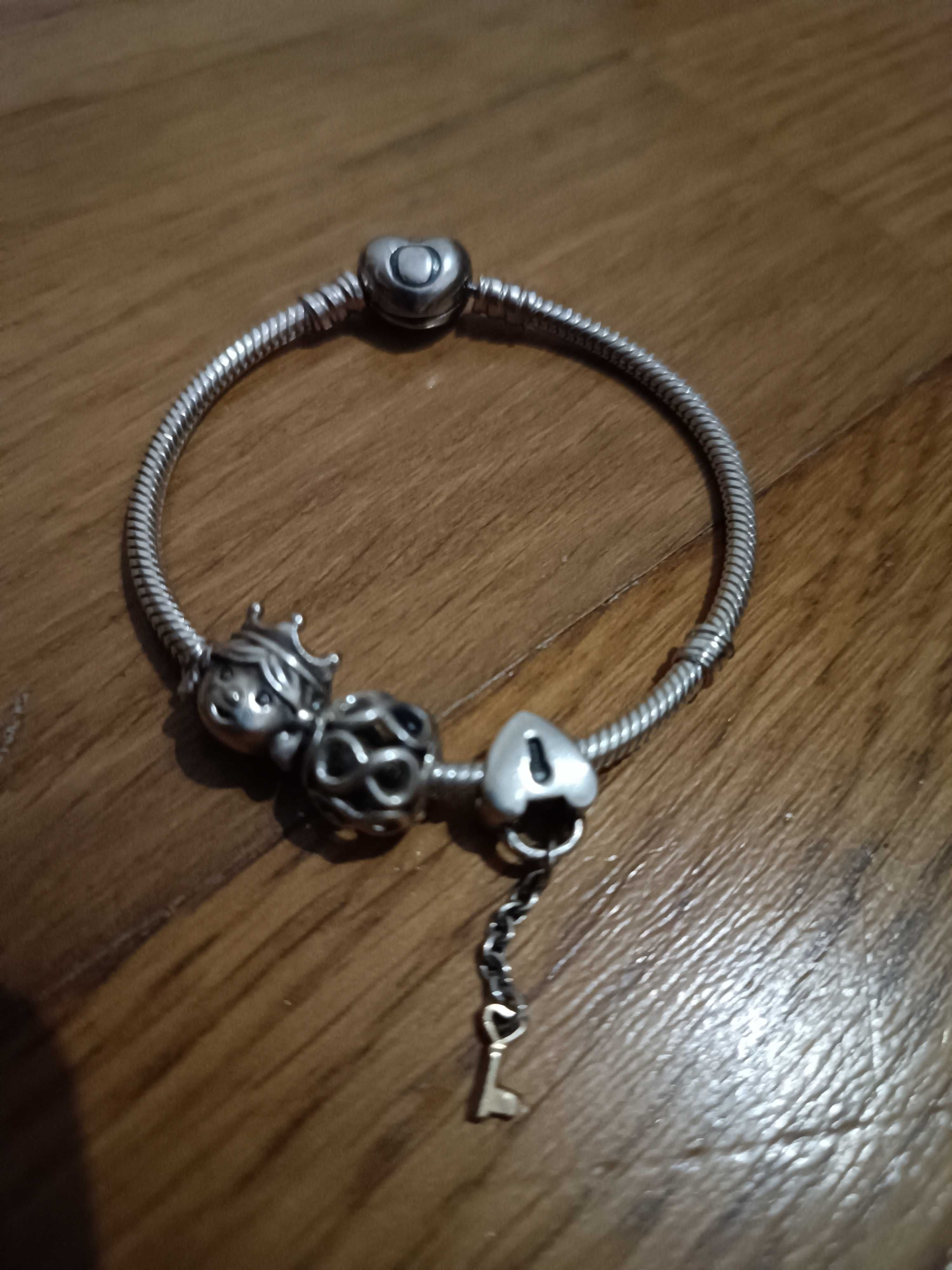 Pulseira Pandora com fatura