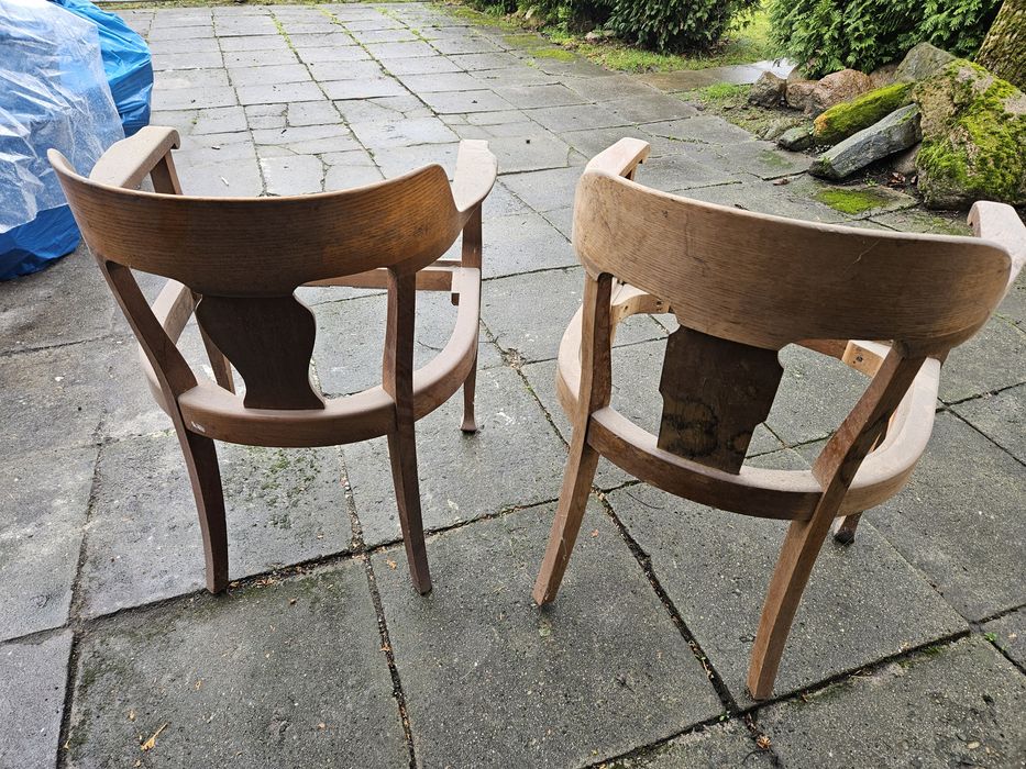 Dwa stare antyczne fotele debowe