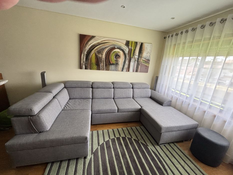 Sofá em tecido com chaise long