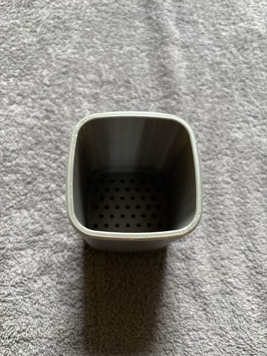 Kubek na szczoteczki z podstawką i odpływem wody – druk 3D