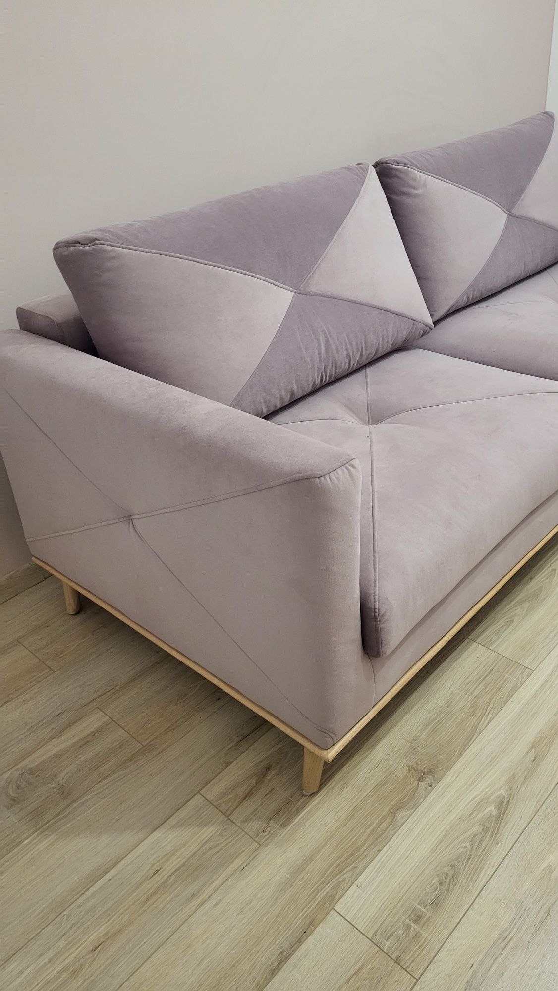 Sofa welurowa na drewnianych nóżkach
