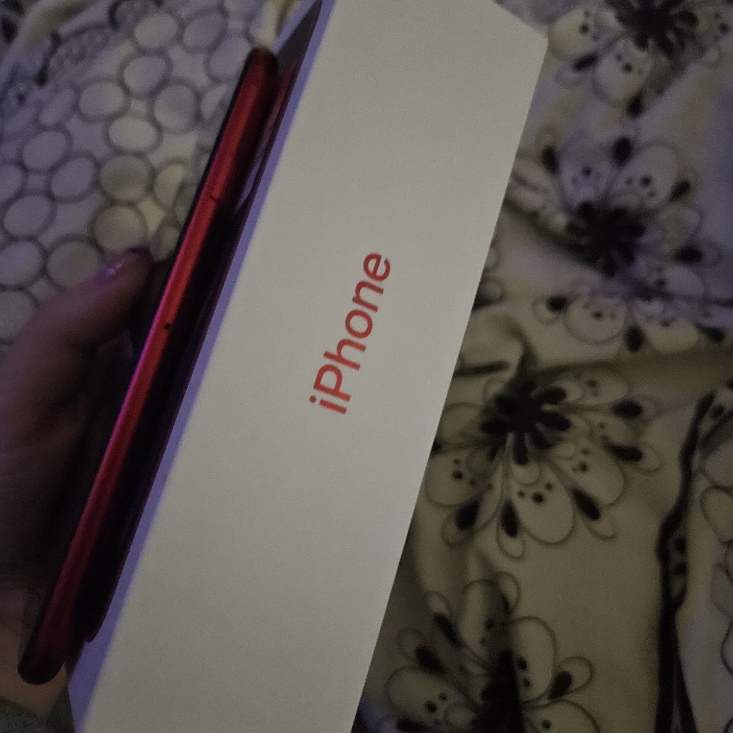 iPhone SE 2020 w kolorze czerwonym