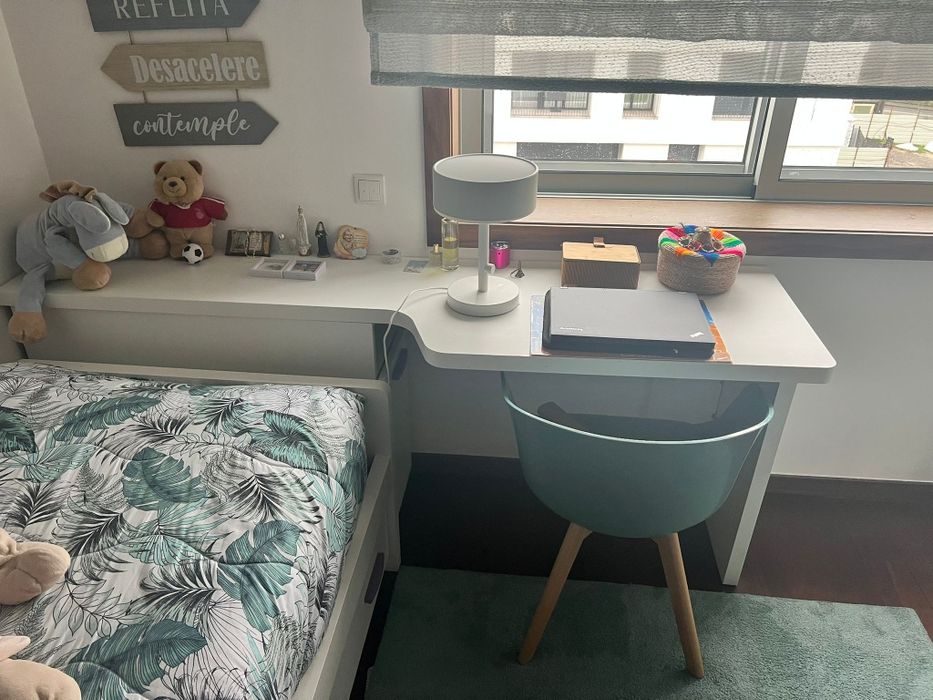 Cama solteiro e secretária parede