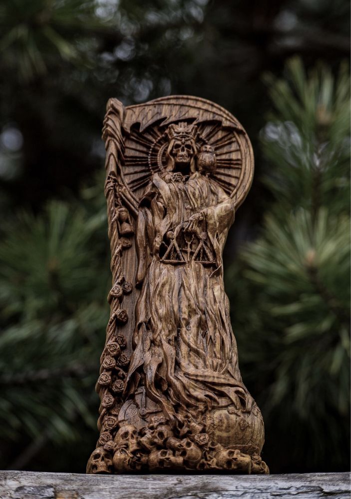 Статуетка з дерева - богиня Санта Муерта .