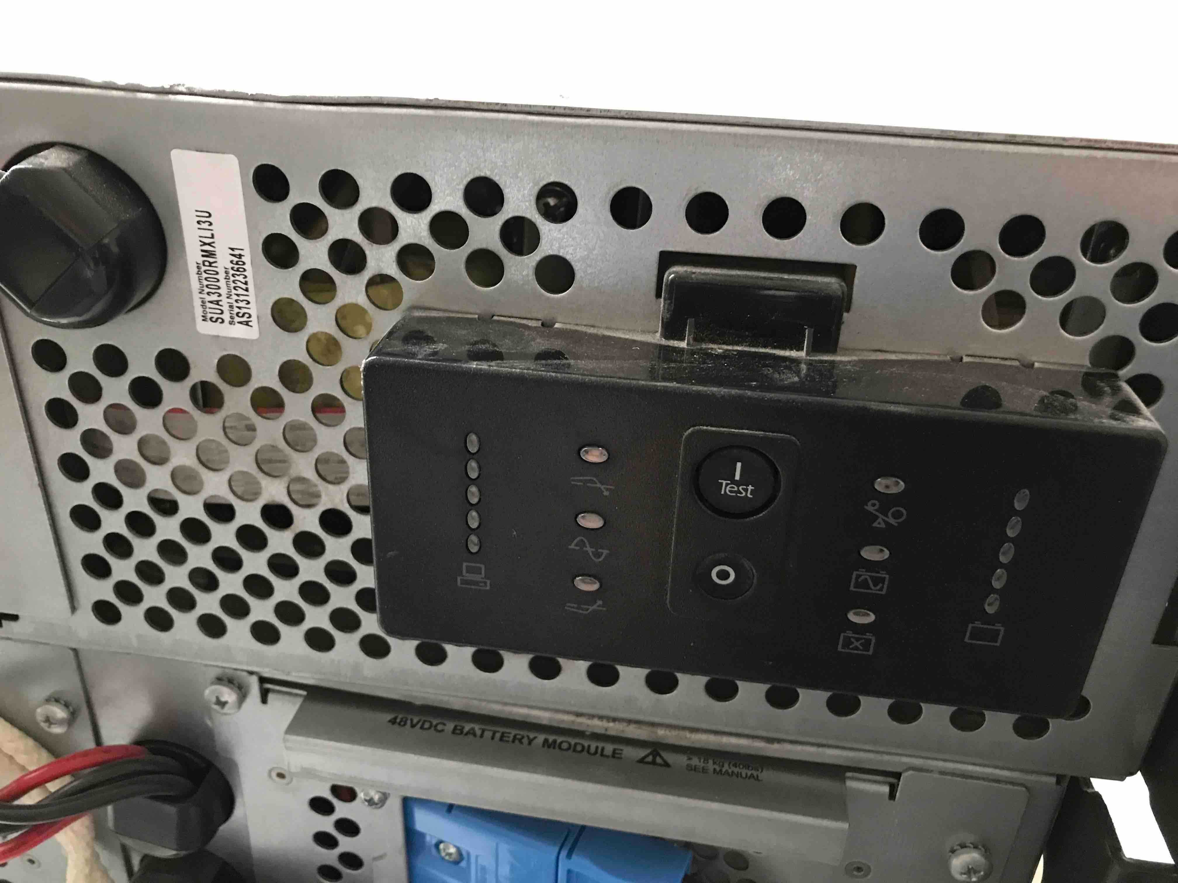 UPS APC model SUA3000RMXLI3U oraz dwa panele z bateriami SUA48RMXLBP3U