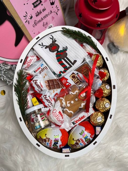 Подарунковий бокс із солодощами та трояндами – сюрприз для коханих