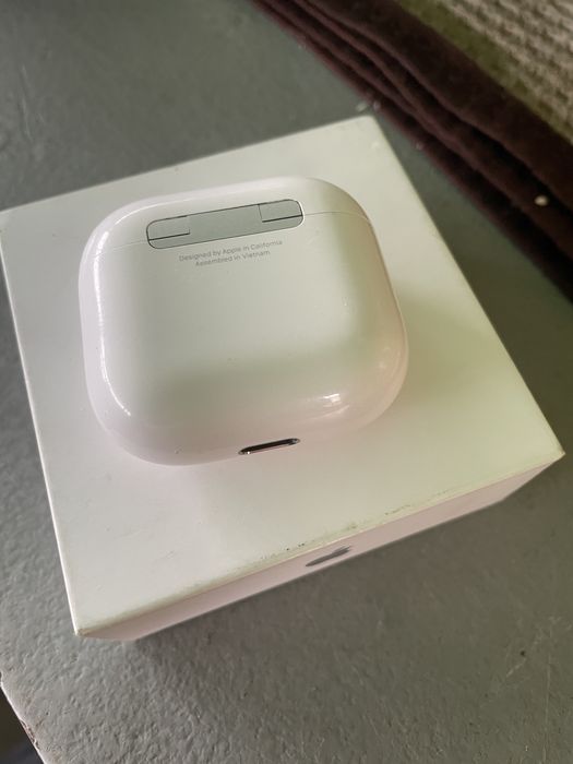 Зарядний кейс наушників Apple AirPods 4
