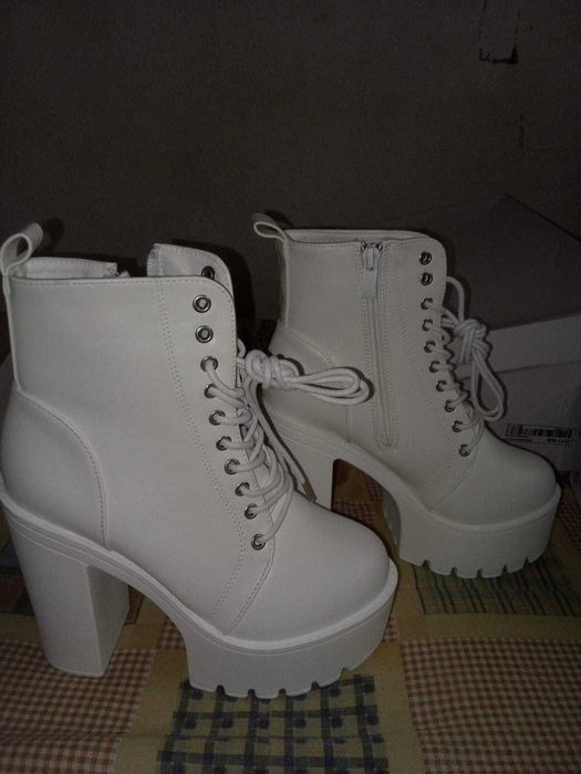 Botas de atacadores cano baixo