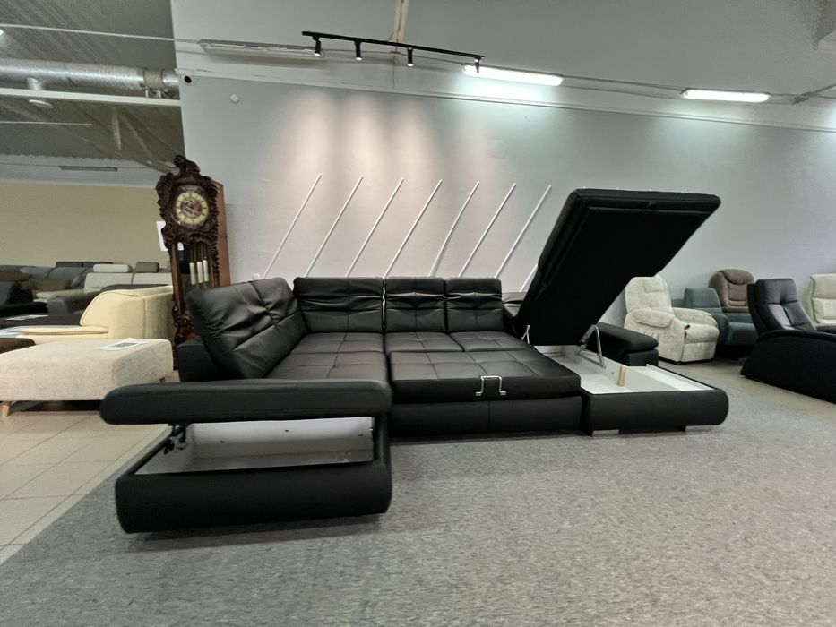 Виставковий великий шкіряний розкладний диван з нішами чорний великий
