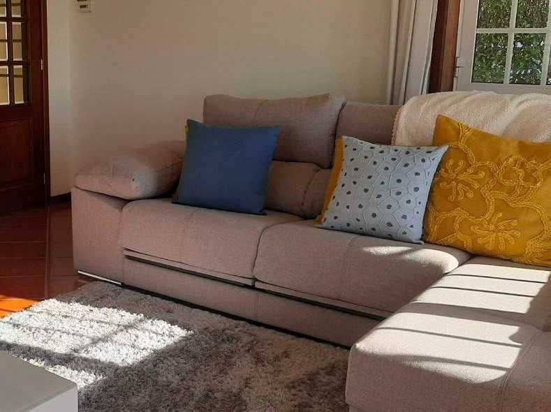 Sofá Chaise Longue com Assentos Extensíveis + 2 Puffs