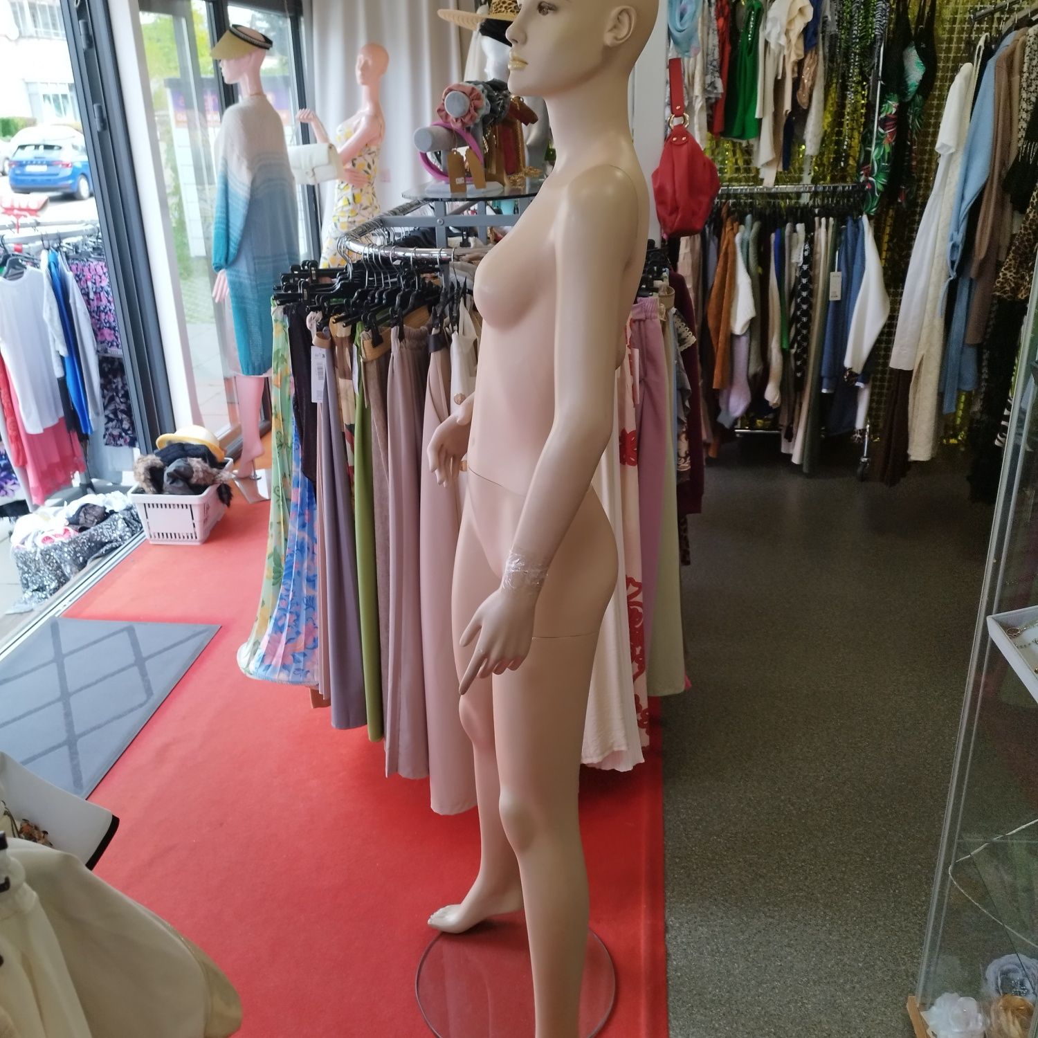 Manekin damski stojący