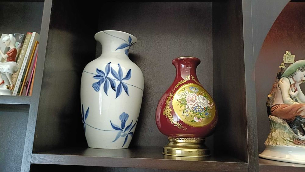 Jarras e poercelanas de cores brilhantes e aconchegantes