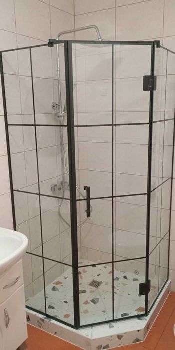 Душові кабіни, двері в душ, шторки на ванну. Перегородки для душу.