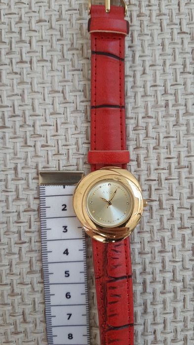 Zegarek na czerwonym pasku