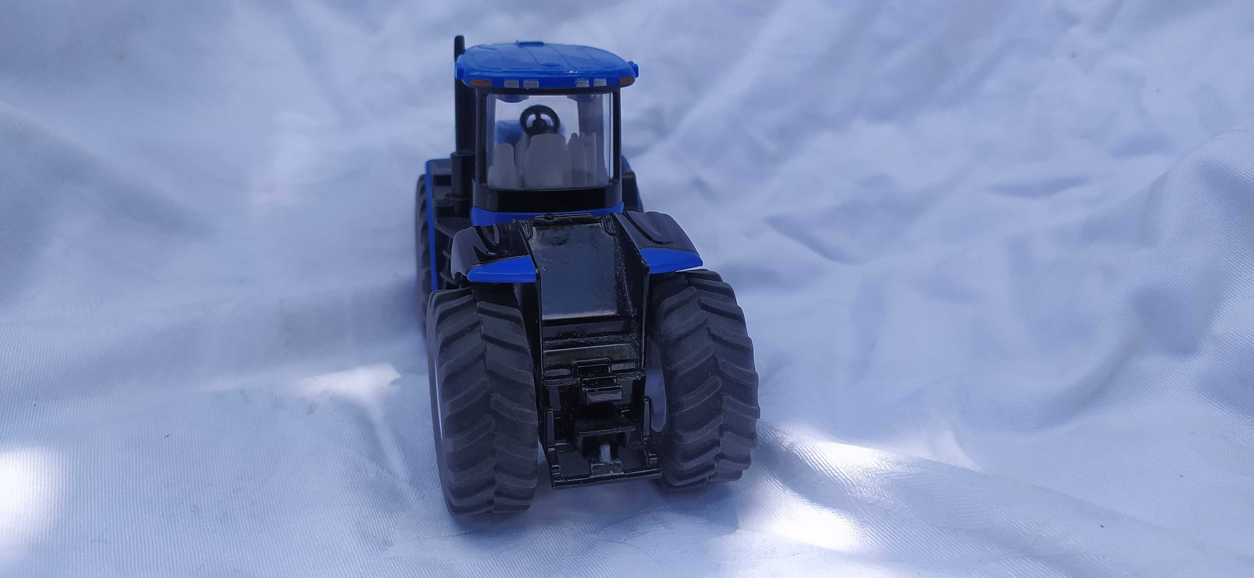 Traktor New Holland T9.560 z przyczepą Siku