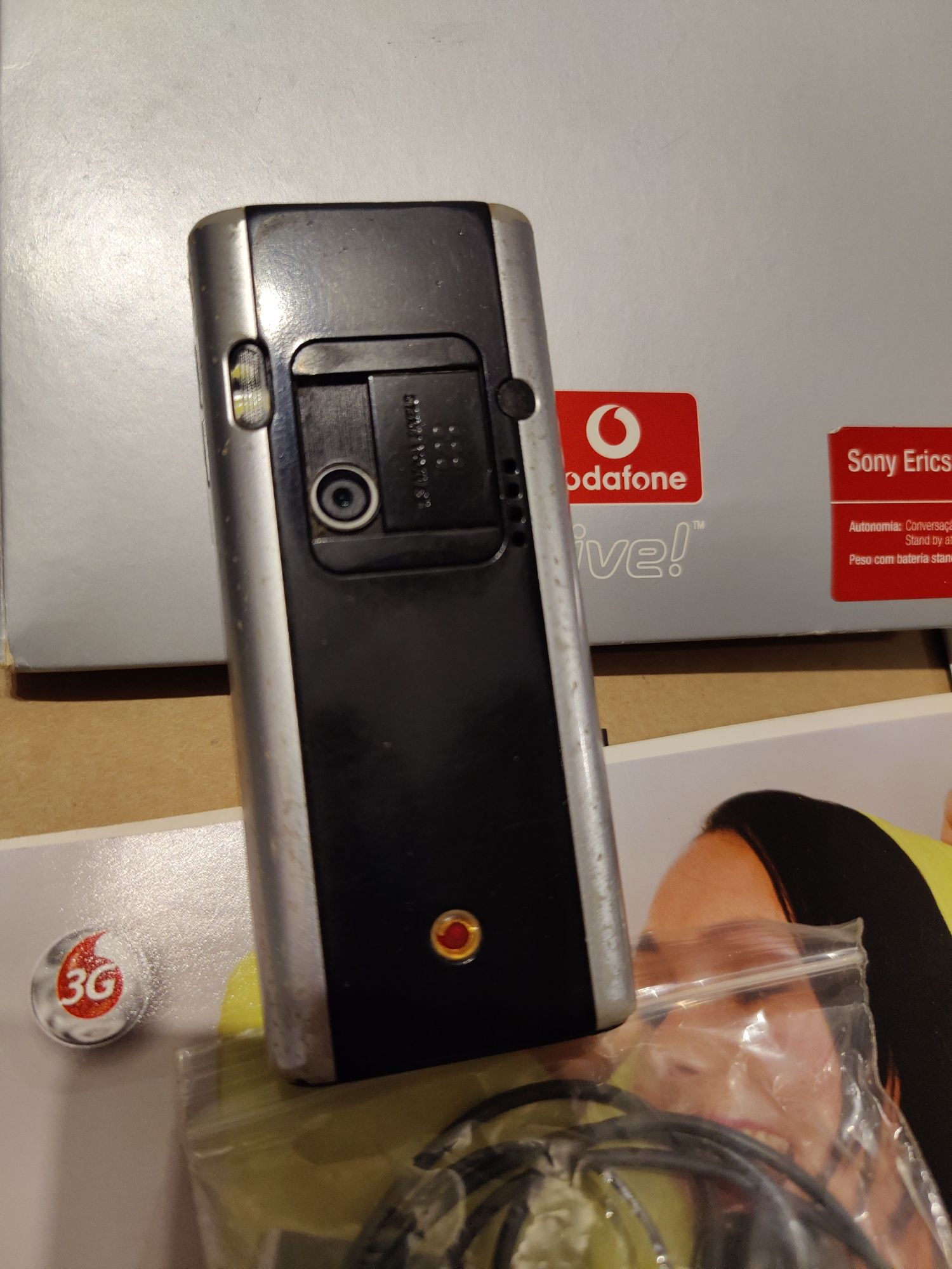 Telemóvel Sony Ericsson v600i com acessórios originais