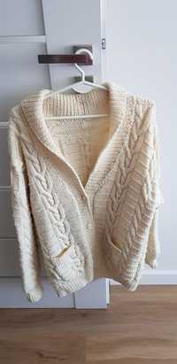 Kremowy sweterek z wełny