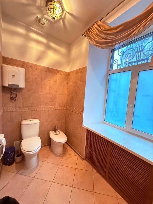 Оренда приміщення вул.Круглоуніверситетська 18/2 з меблями Фасад 105м2