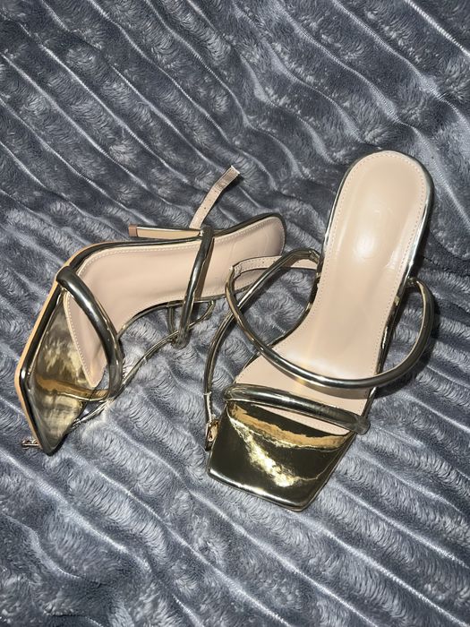 Босоніжки на каблуку золоті