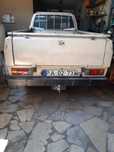 Um pickup marca nissam, 4x4 com canapi que pode ser dsemontavel