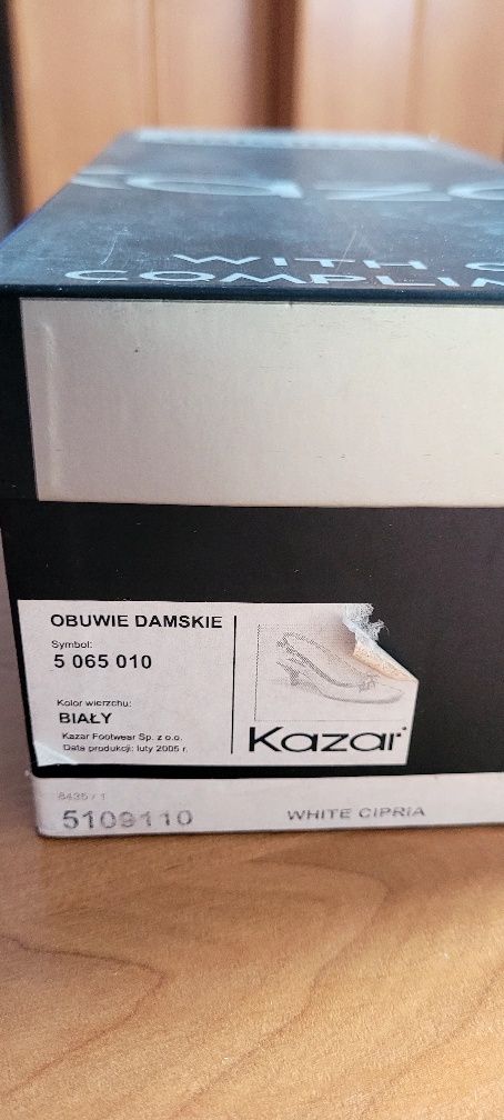 Kazar piękne białe z perłowym różem.