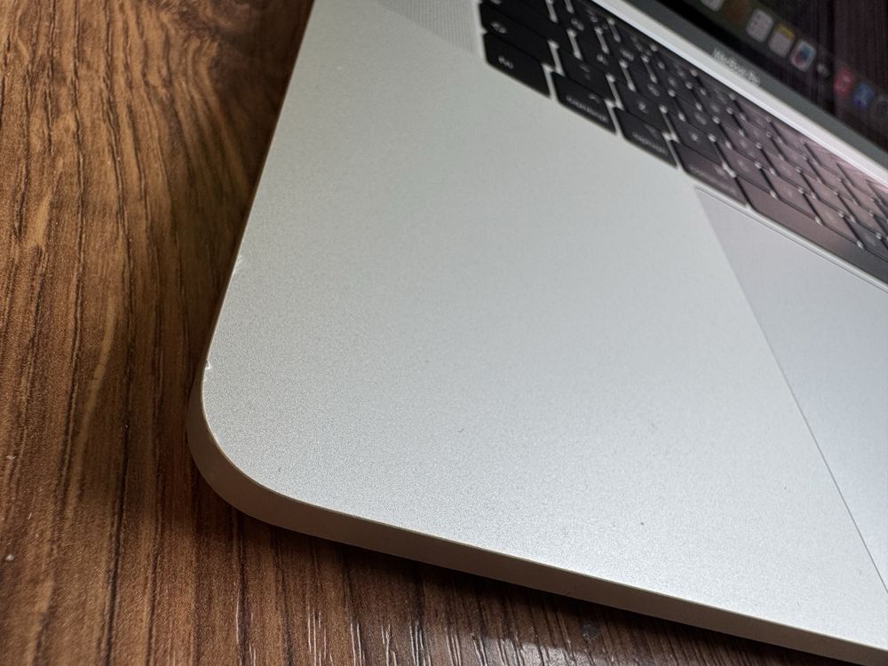 Laptop MacBook Pro 15 i7-8850H/16/512 A1990 Silver 2018 Sequoia